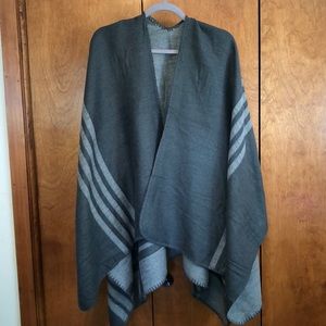 BB Dakota FabFitFun Gray poncho NWOT